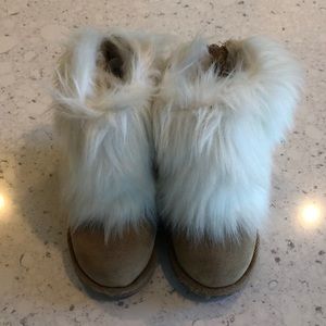 Toddler girls tan with white fur boots